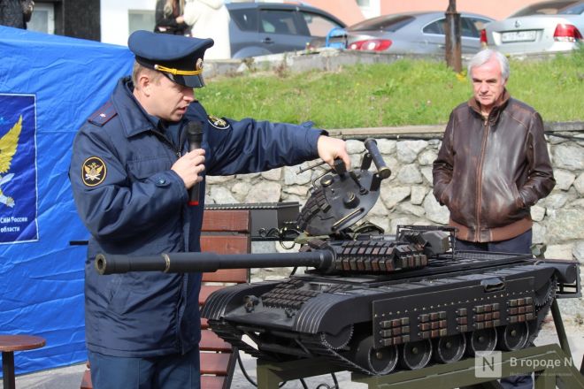 Танк-мангал и деревянные иконы: фоторепортаж с новой выставки от заключенных в Нижнем Новгороде - фото 45