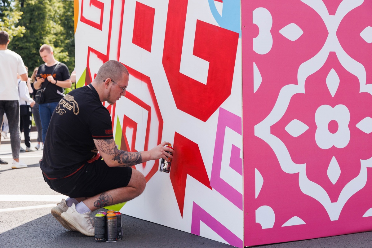 Мастера граффити на площади Минина и Пожарского изобразили мотивы ...