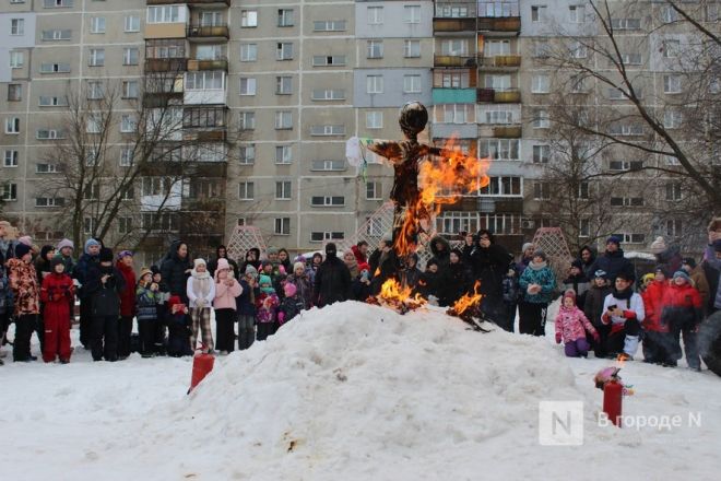 Очереди за блинами и сожжение чучела: нижегородцы отмечают Масленицу - фото 74