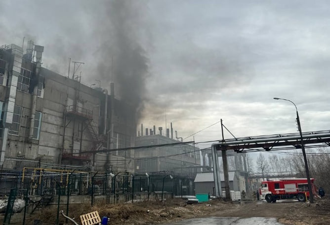 Озвучена причина пожара на химзаводе в Дзержинске - фото 1